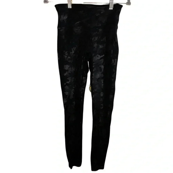 Spanx Faux Leather Matte Black Camo Leggings Size Medium - Picture 9 of 11